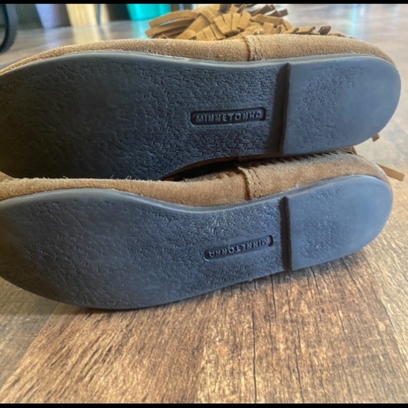 Minnetonka fringe boots size 9 - Picture 4 of 4